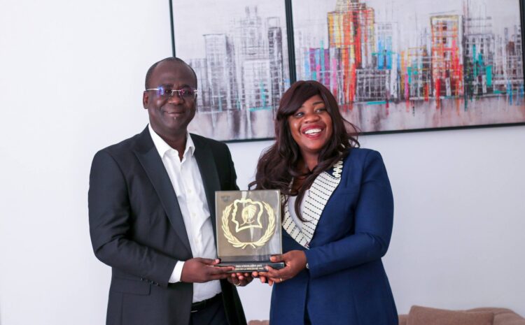  Mme Nabo-Lehou Stéphanie, Prix d&rsquo;Excellence 2026 dans l&rsquo;Artisanat, présente son prix au Directeur Général de l&rsquo;OIPI. 