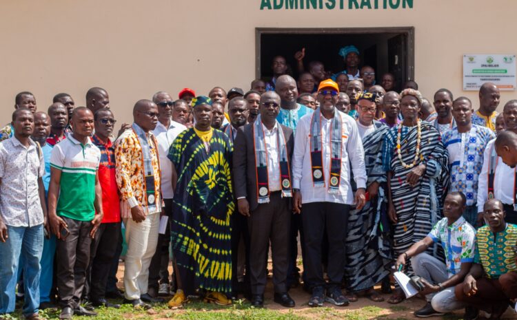  Yamoussoukro / Indication Géographique Protégée : le certificat de l&rsquo;IGP Pagne Baoulé remis aux artisans.